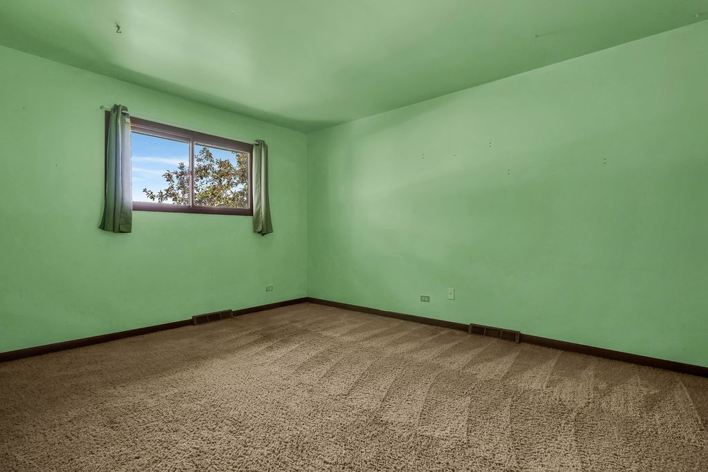 Image 14 of property listing at 409 Marion Street, Roselle, IL 60172