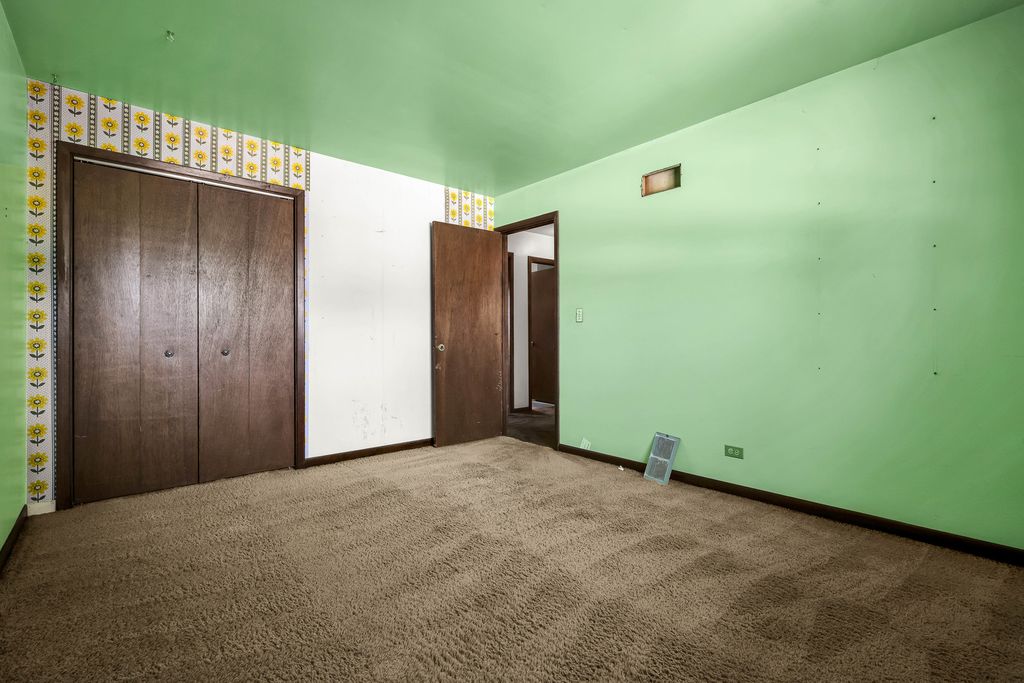 Image 15 of property listing at 409 Marion Street, Roselle, IL 60172