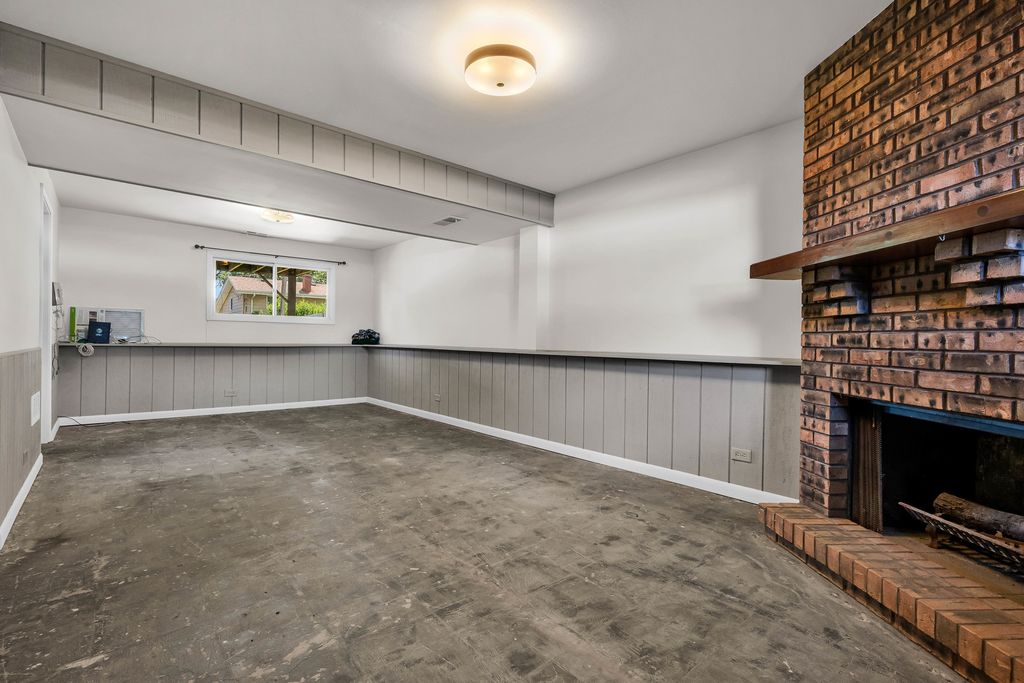 Image 18 of property listing at 409 Marion Street, Roselle, IL 60172