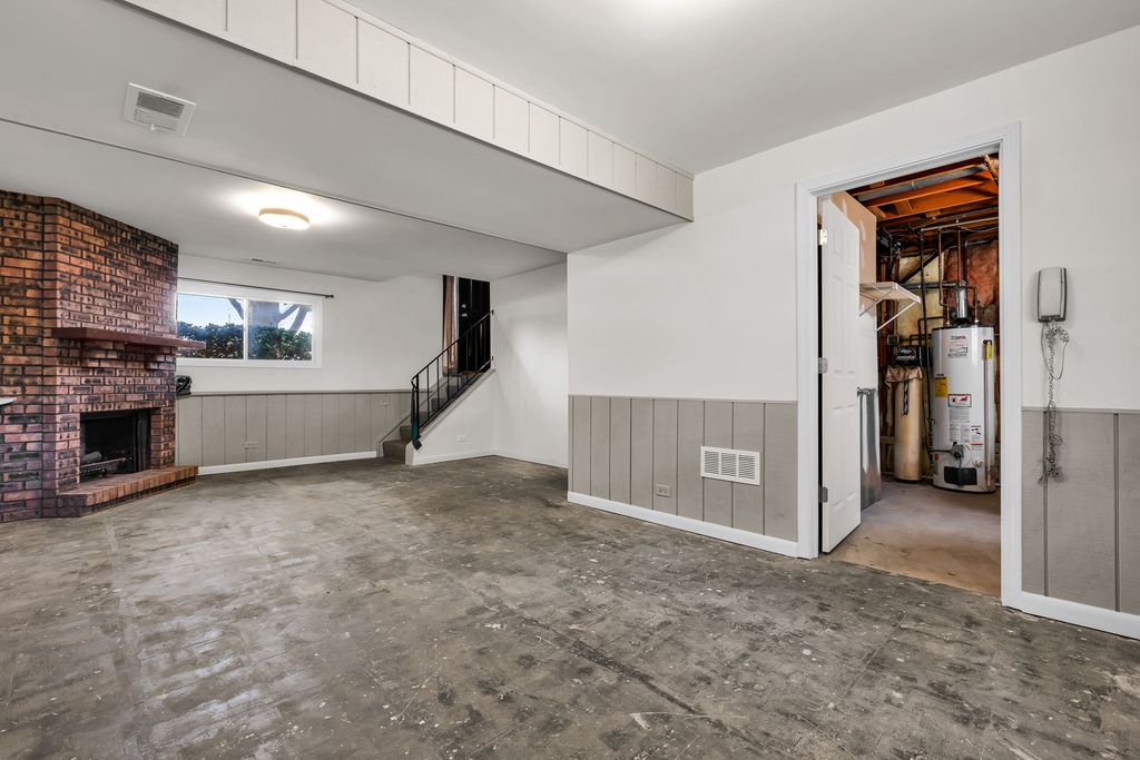 Image 20 of property listing at 409 Marion Street, Roselle, IL 60172