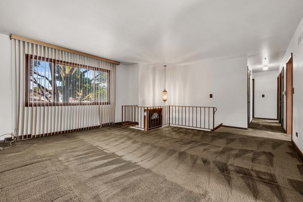 Image 3 of property listing at 409 Marion Street, Roselle, IL 60172