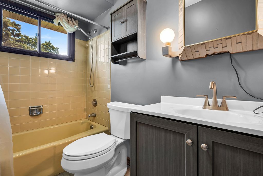 Image 21 of property listing at 409 Marion Street, Roselle, IL 60172