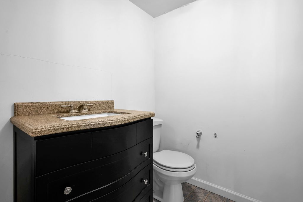 Image 22 of property listing at 409 Marion Street, Roselle, IL 60172