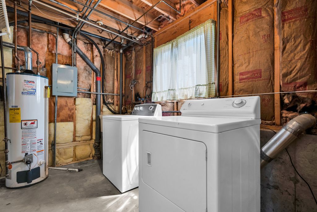 Image 23 of property listing at 409 Marion Street, Roselle, IL 60172