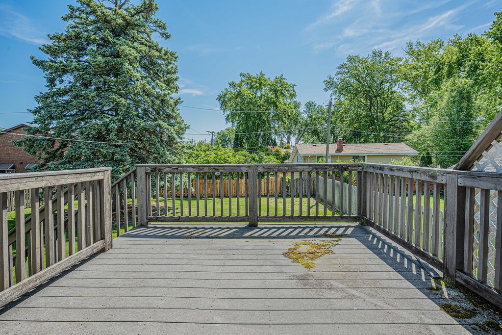 Image 24 of property listing at 409 Marion Street, Roselle, IL 60172