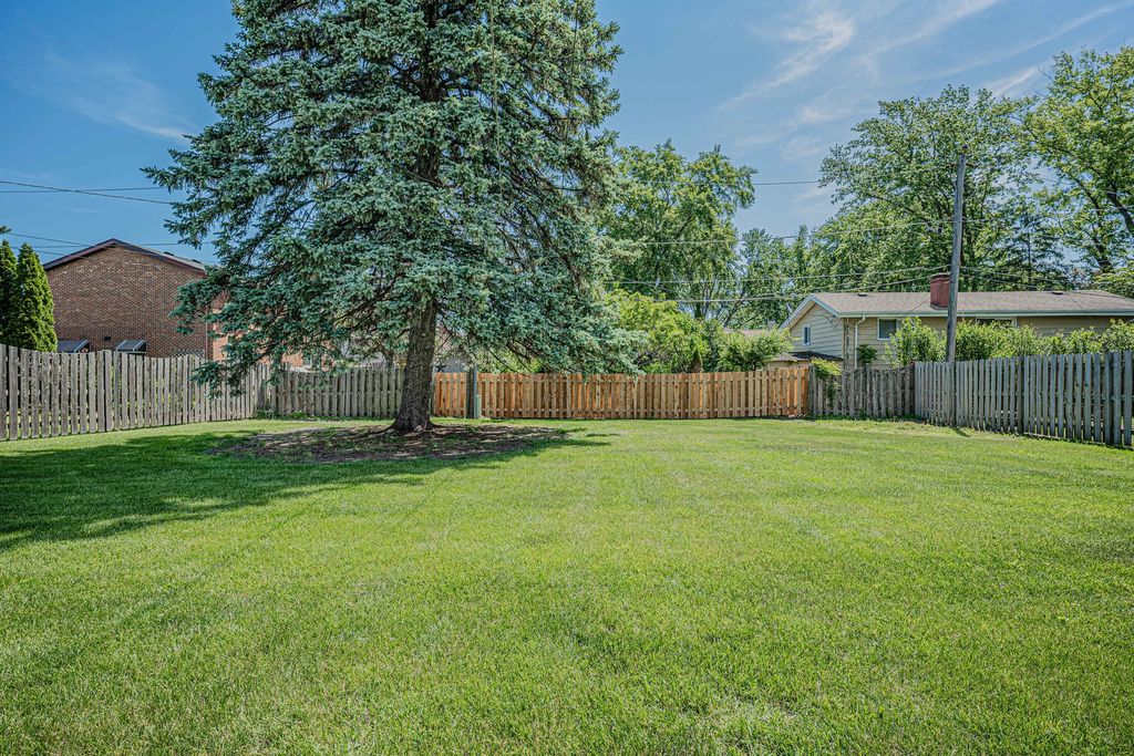 Image 25 of property listing at 409 Marion Street, Roselle, IL 60172