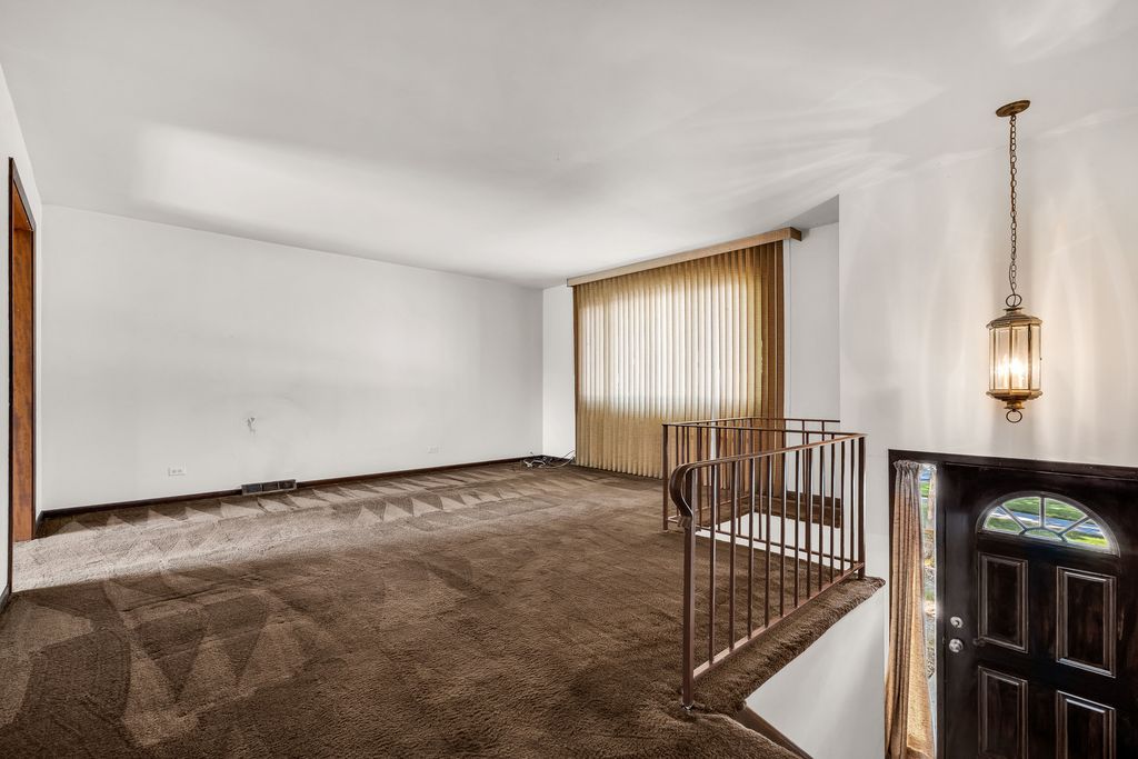 Image 4 of property listing at 409 Marion Street, Roselle, IL 60172