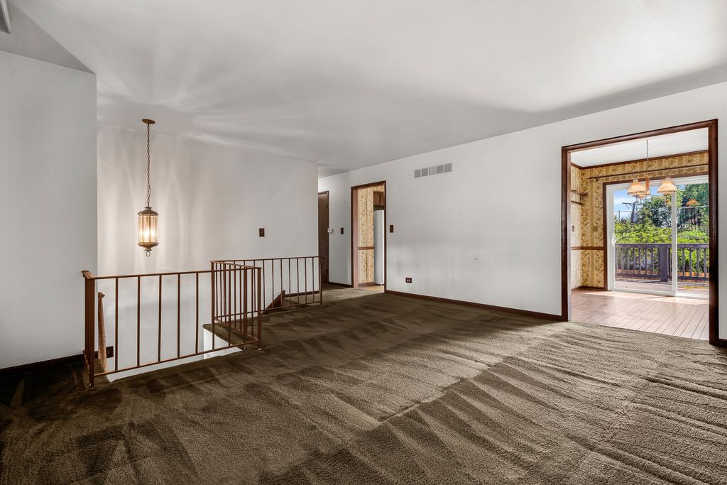 Image 5 of property listing at 409 Marion Street, Roselle, IL 60172