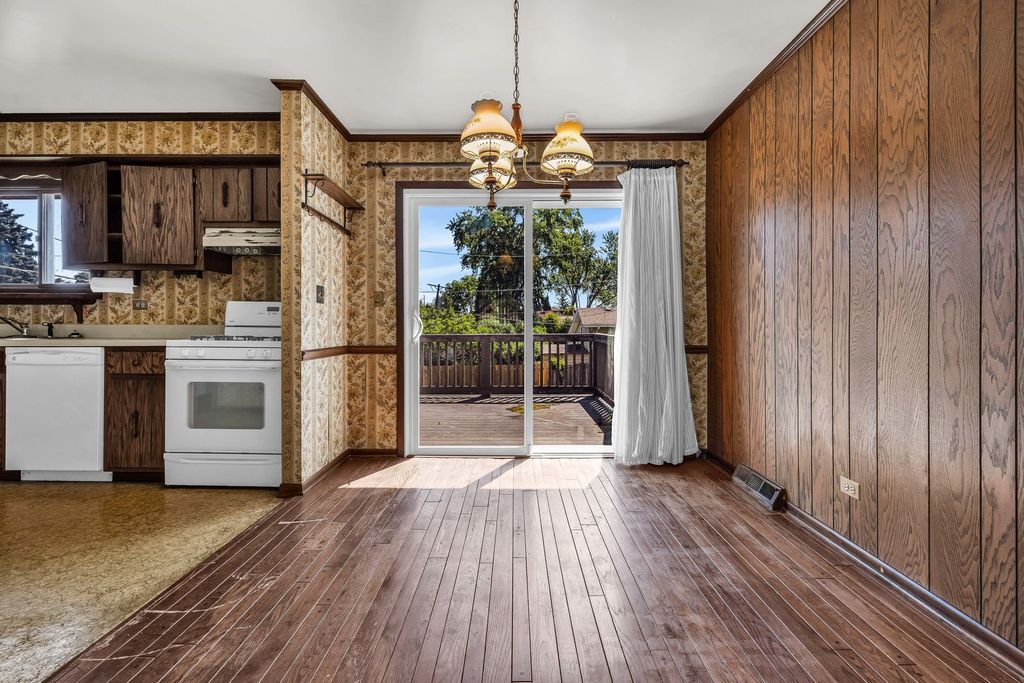 Image 6 of property listing at 409 Marion Street, Roselle, IL 60172