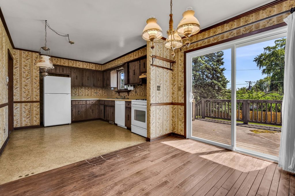 Image 7 of property listing at 409 Marion Street, Roselle, IL 60172
