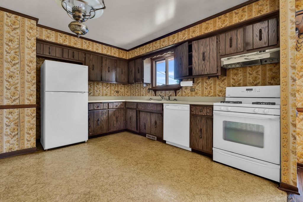 Image 8 of property listing at 409 Marion Street, Roselle, IL 60172