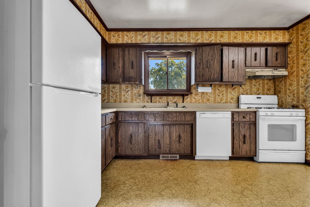 Image 9 of property listing at 409 Marion Street, Roselle, IL 60172