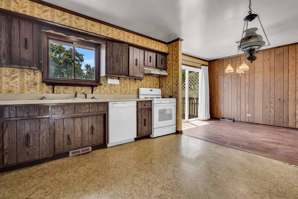 Image 10 of property listing at 409 Marion Street, Roselle, IL 60172
