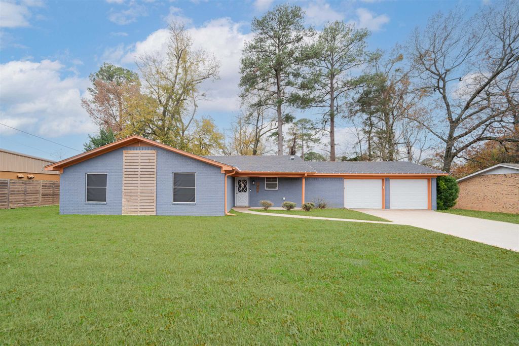 1302 Dennis, Longview, TX 75605