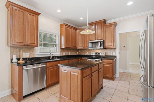 161 Redcliffe Drive NW, Huntsville, AL 35806