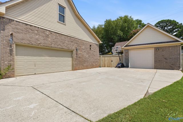 161 Redcliffe Drive NW, Huntsville, AL 35806