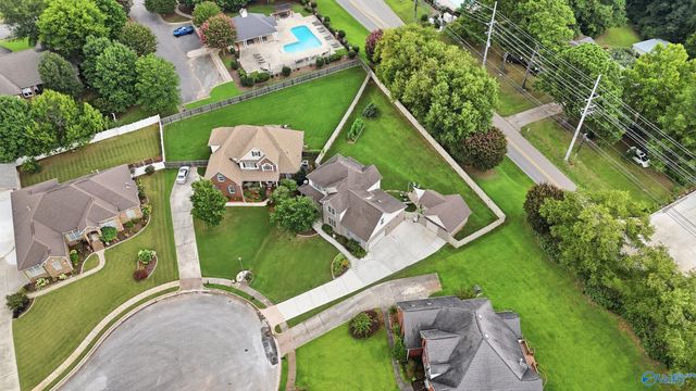161 Redcliffe Drive NW, Huntsville, AL 35806