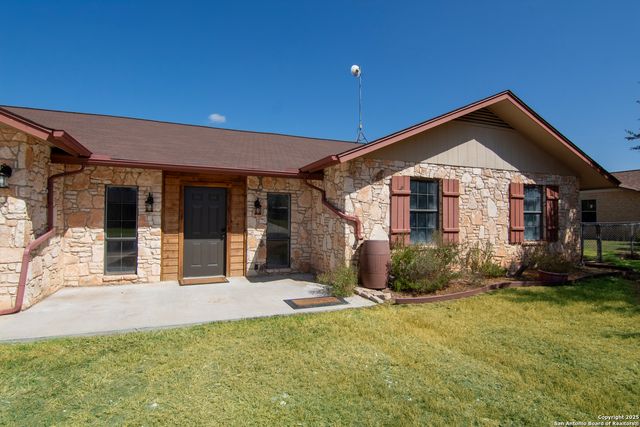 909 Voges, Poth, TX 78147