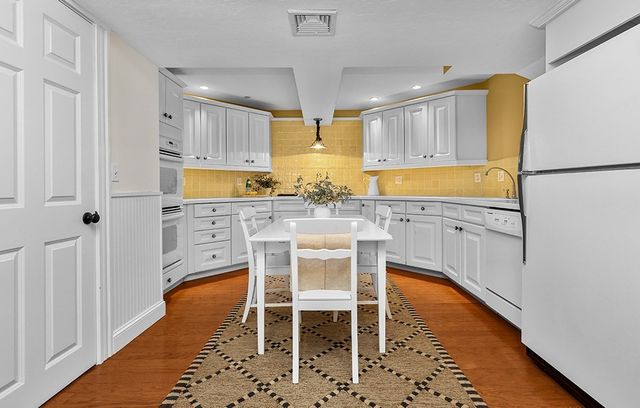 2 Country Way, Hopkinton, MA 01748