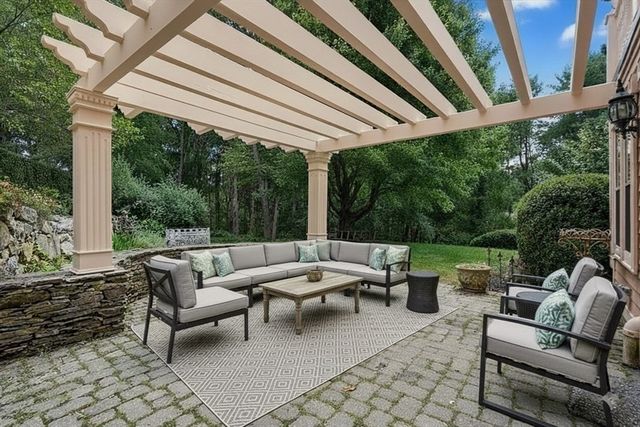 2 Country Way, Hopkinton, MA 01748