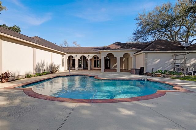 315 Bolling Green Drive, Wharton, TX 77488