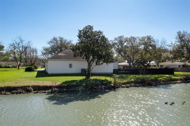 315 Bolling Green Drive, Wharton, TX 77488