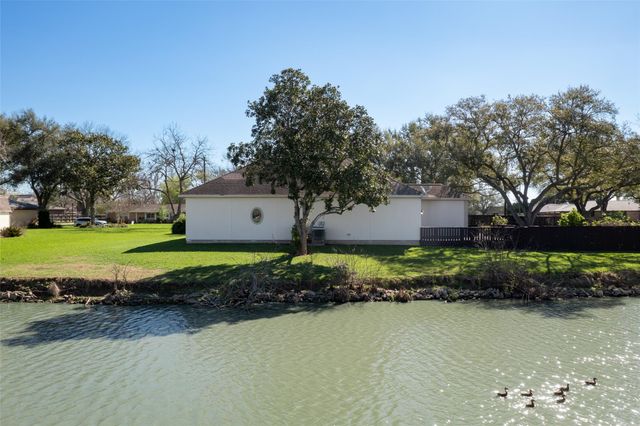 315 Bolling Green Drive, Wharton, TX 77488