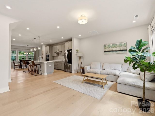 622 E Woodlawn Road, Charlotte, NC 28209