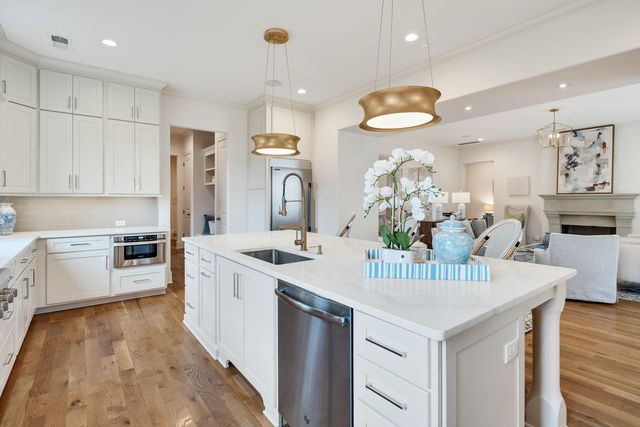 9071 N WINSTON WOODS CIR, Germantown, TN 38139