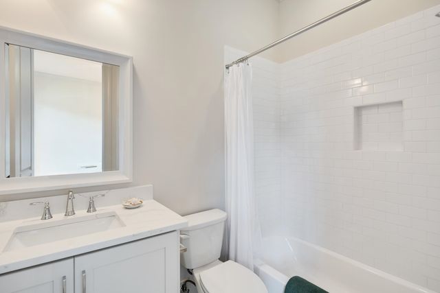 9071 N WINSTON WOODS CIR, Germantown, TN 38139