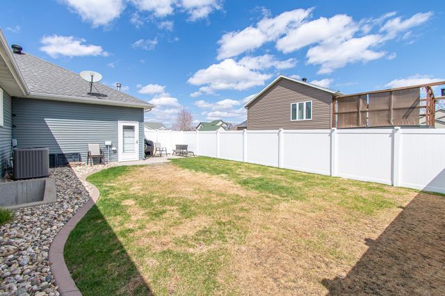 1819 52nd Avenue N, Moorhead, MN 56560