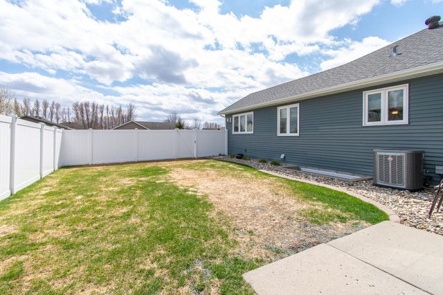 1819 52nd Avenue N, Moorhead, MN 56560