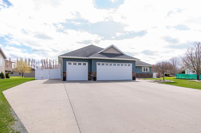 1819 52nd Avenue N, Moorhead, MN 56560