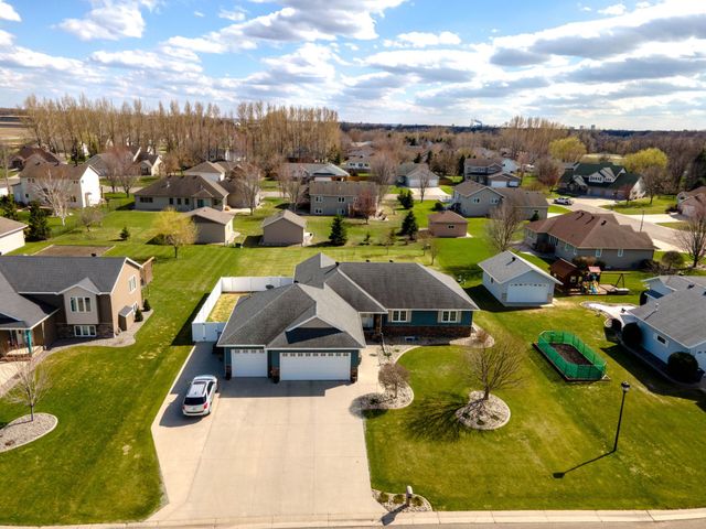 1819 52nd Avenue N, Moorhead, MN 56560