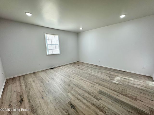 12411 Berrytown Rd, Louisville, KY 40223