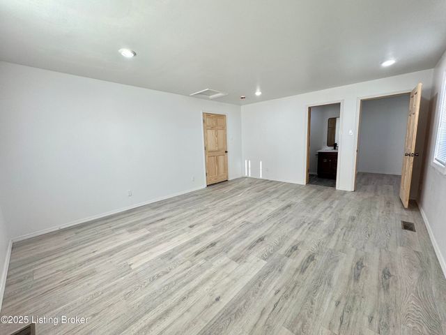 12411 Berrytown Rd, Louisville, KY 40223