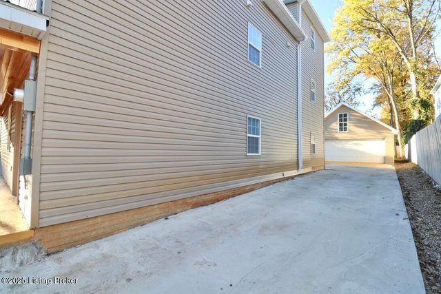 12411 Berrytown Rd, Louisville, KY 40223