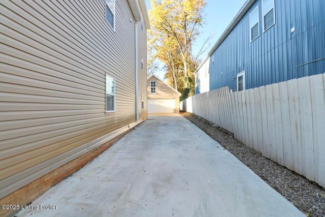 12411 Berrytown Rd, Louisville, KY 40223