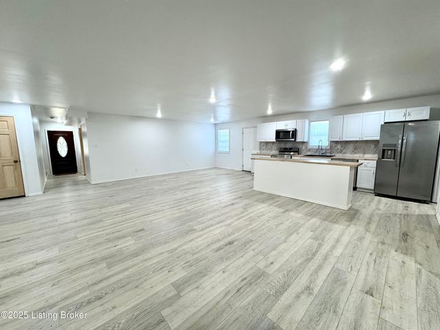 12411 Berrytown Rd, Louisville, KY 40223