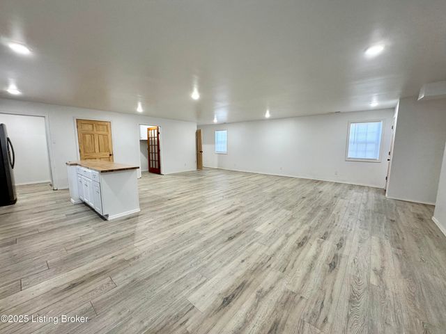 12411 Berrytown Rd, Louisville, KY 40223