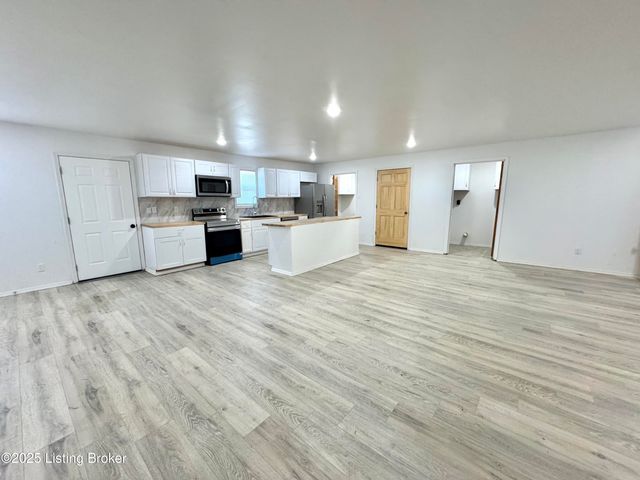 12411 Berrytown Rd, Louisville, KY 40223