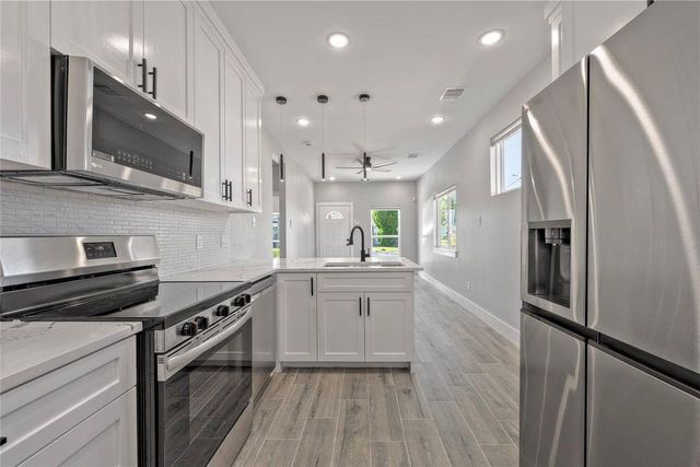 9301 E Avenue L B, Houston, TX 77012