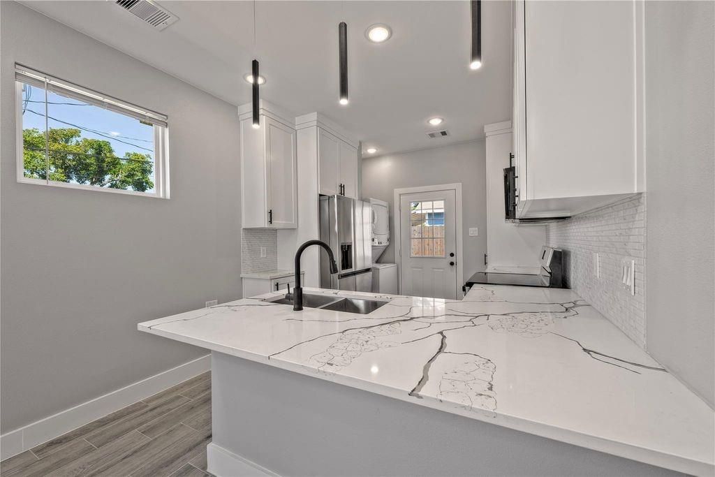 9301 E Avenue L B, Houston, TX 77012