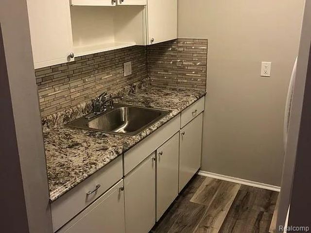 26415 W 7 Mile Road, Redford, MI 48240