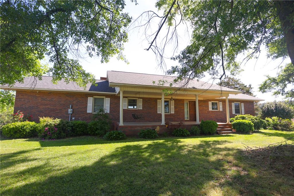 910 Highway 182, Fair Play, SC 29643