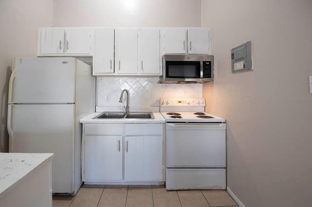 1300 Parker LN 202, Austin, TX 78741