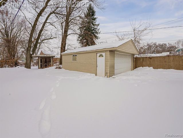 38 South Ascot Road, Waterford, MI 48328