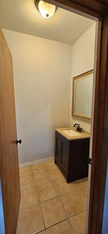 137 Oakview Road, Gainesville, TX 76240