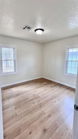 1329 E Spruce Street, Altus, OK 73521