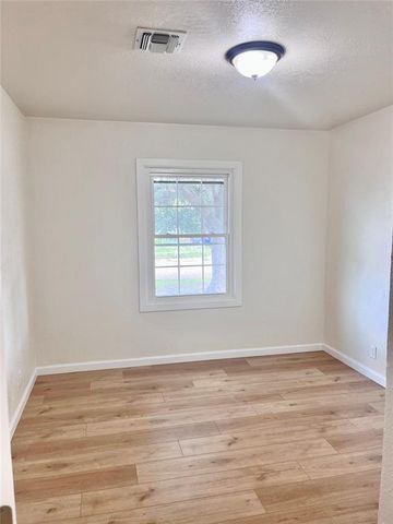 1329 E Spruce Street, Altus, OK 73521